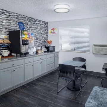 Super 8 by Wyndham Kansas City at Barry Road/Airport