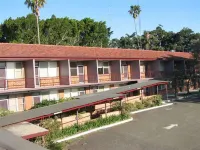 Flinders Motel Hotel dekat Fresh on Crown Caffe