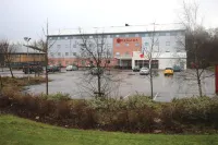 Ramada by Wyndham Wakefield - parking