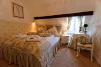 Burghaus & Villa Kronenburg Hotels in Hellenthal