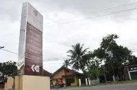 Hotel Aman Karanganyar - parking