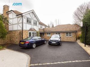 Stunning Private en-Suite Studio in Cobham