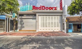 RedDoorz Plus Near Gembira Loka Zoo 2
