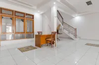 RedDoorz Plus Near Universitas Maranatha Bandung 2