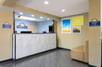 Days Inn by Wyndham Greensboro Airport - Motels