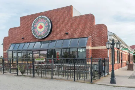 Super 8 by Wyndham Mt Hope Hamilton Intl Arpt on Отели в г. Ancaster