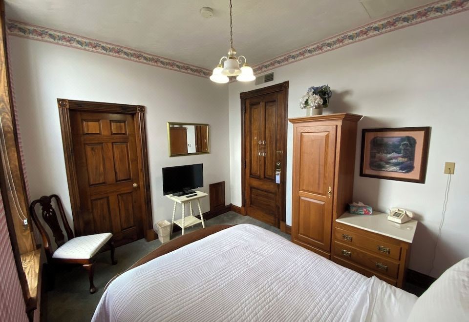 Decker Hotel & Bar