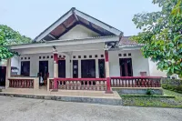 Spot on 91982 Dani Homestay Hotel a Batu Kumbung