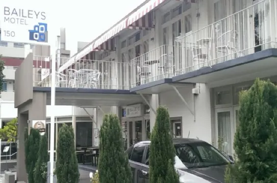 Baileys Parkside Motel by VetroBlu