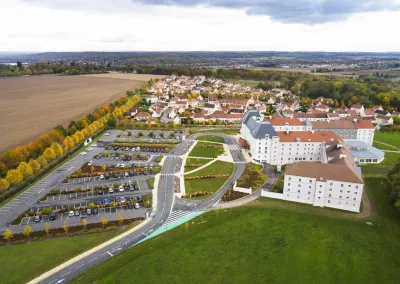 B&B HOTEL près de Disneyland Paris Hôtels à proximité de : Paroisse des Portes de la Brie