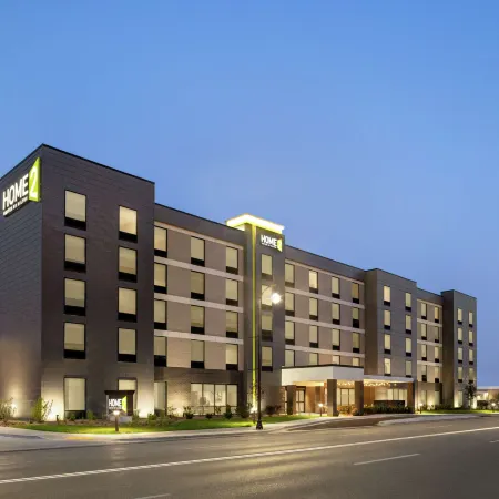 Home2 Suites by Hilton Milwaukee West Отели рядом с достопримечательностью «Миллер Парк»