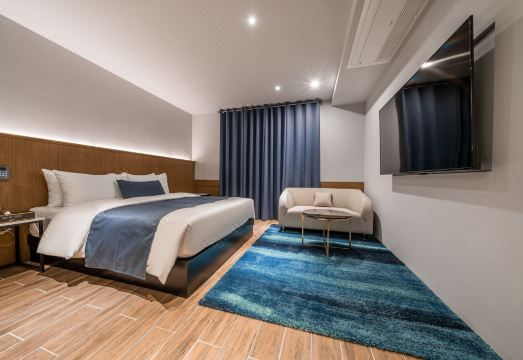 인앤아웃호텔 아늑한 객실 내부 이미지