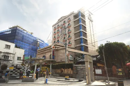 Hotel King Отели рядом с достопримечательностью «Пусанский университет иностранных языков»