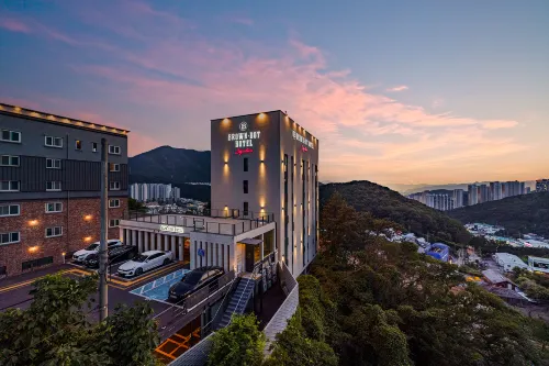 Brown Dot Hotel Signature