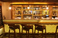 Ramada by Wyndham Varanasi Katesar - bar
