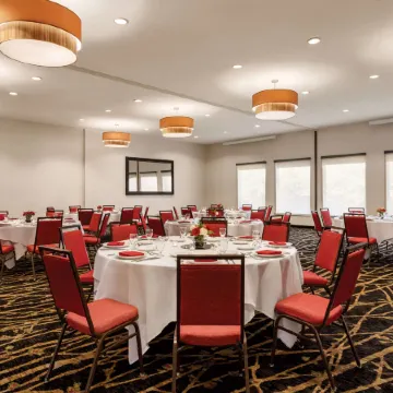 Radisson Hotel Colorado Springs Airport Отели рядом с Аэропорт Петерсон-Филд