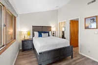 Hikers Hideaway Cozy Resort Condo w/ Pool & More