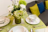 Skyvillion - Tower Point Enfield 2Bed W/Balcony Hotel dekat Queen Elizabeth Stadium