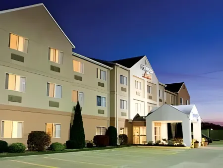 Fairfield Inn & Suites Canton Отели рядом с достопримечательностью «Парк Гаро»