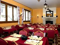 Logis -Hotel & Restaurant de la Place Hotel a Livry