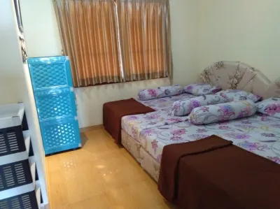 Kondominium Hotel Lippo Carita Selatan Ana Zayna Hotell i Caringin