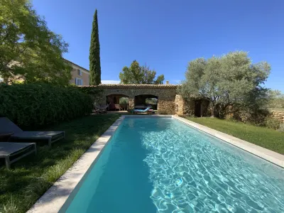 Le Midi, une maison de maître raffinée en Provence avec piscine Hôtels à proximité de : Lavandes Angelvin