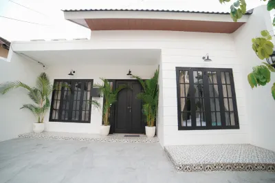 Ubu Villa California Hotell i Sendangadi