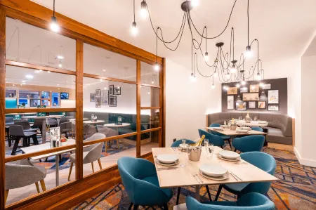 Holiday Inn Stevenage Отели рядом со станцией Stevenage Railway Station