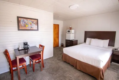 The Superior Motel Hotels near Open Wings Pottery & Gallery
