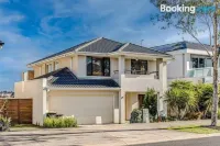 Stayau Magnificent Lakefront Villa Stunning Views