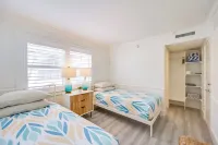 Updated Dtwn Naples Condo Across from Beach!