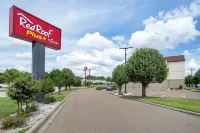 Red Roof Plus+ & Suites Vicksburg