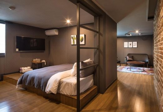 호텔 객실 내부의 깔끔한 침구