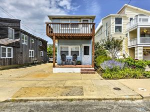 Breezy Ship Bottom House w/ Yard + Beach Access!