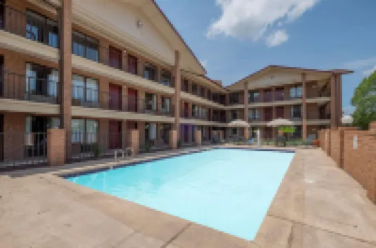 Days Inn & Suites by Wyndham Bossier City