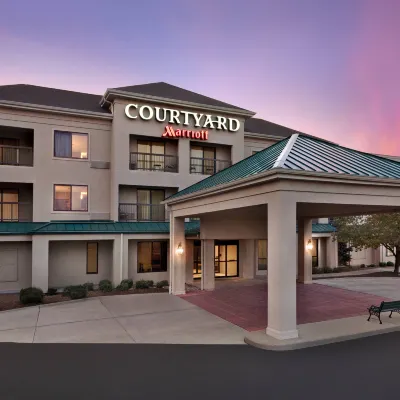 Courtyard Topeka Hotels near Wanamaker Square
