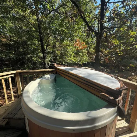Morning Star ROMANTIC Log Cabin in the woods. Hot Tub & Wood Burning Fire Place.