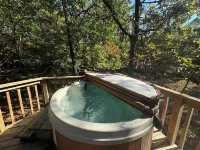 Morning Star ROMANTIC Log Cabin in the woods. Hot Tub & Wood Burning Fire Place.