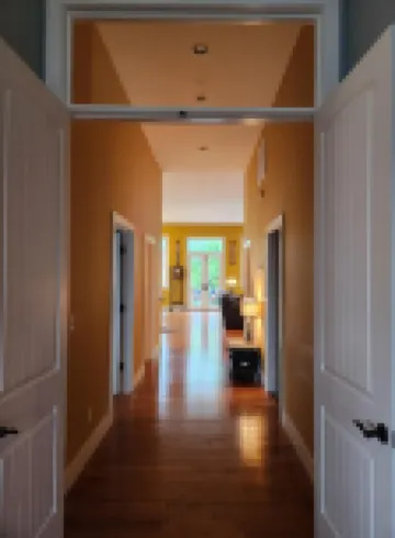 DOWNTOWN 2ND FLOOR LUXURIOUS CONDO 3 BLOCKS OFF BROADWAY IN A QUIET NEIGHBORHOOD
