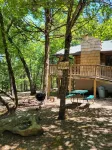 Cabin #10-Cozy log cabin nestled in the woods brief walk to Table Rock Lake