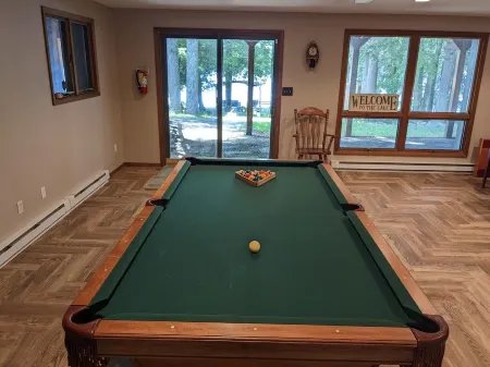 Spacious lakefront home w/ deck, firepit, and pergola in Hideout gated community