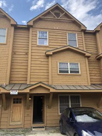 Sugarloaf on mountain sleeps 10-12 3 bedrooms. short walk to snubber lift