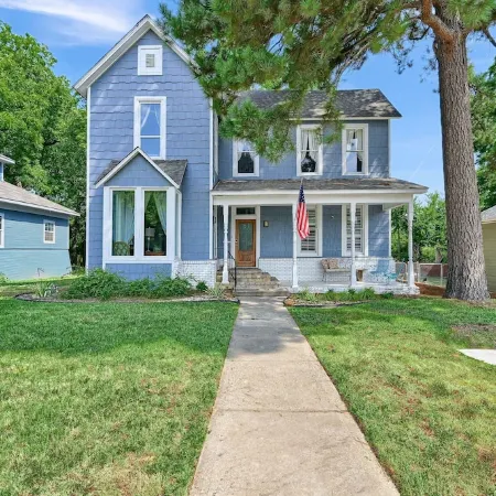 Historic home half a mile from Downtown Denison and minutes to Lake Texoma. Отели в г. Денисон