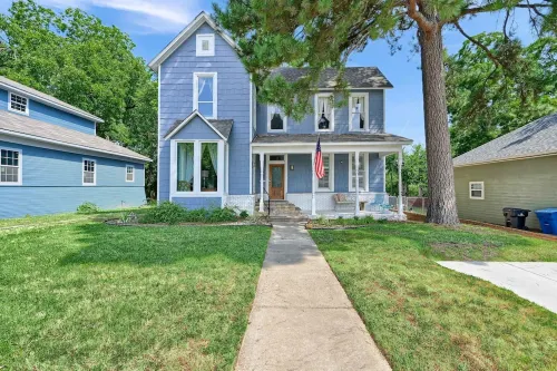 Historic home half a mile from Downtown Denison and minutes to Lake Texoma. Hotels in Denison