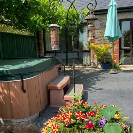 Peaceful hideaway with scenic views. Hot-tub & dog-friendly walled garden