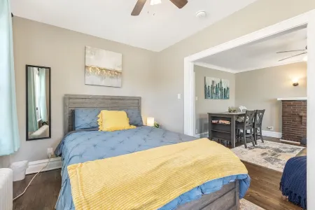 Private Parking/Comfy Bed/25mins to ORD>MDW>DT>HOSP