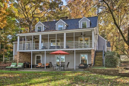 Beautiful 5 Acre Lakefront Private Retreat w/ Boat Dock, Hot Tub, 5 Bdrm/ 5 bath