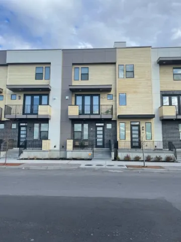 Luxury Downtown Spacious 3 bedroom New Modern Townhome