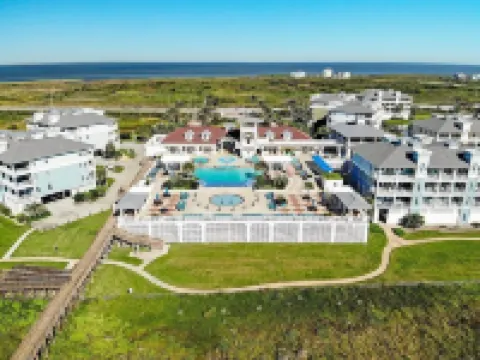 Bayside condo with access to all Pointe West amentities and beautiful beaches!