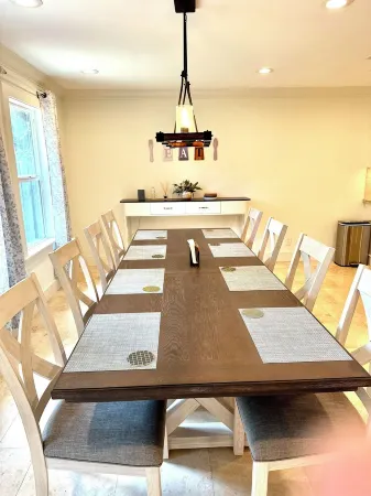 Newly Renovated Home, Centrally Located, Sleeps 10 Отели рядом с достопримечательностью «The Music Box Theater»